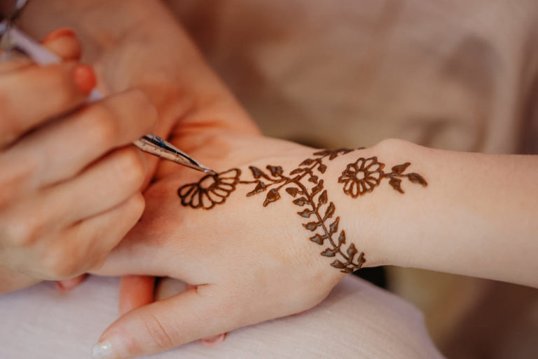 How to Remove Henna Safely (2023 Updated) Tattoos Spot