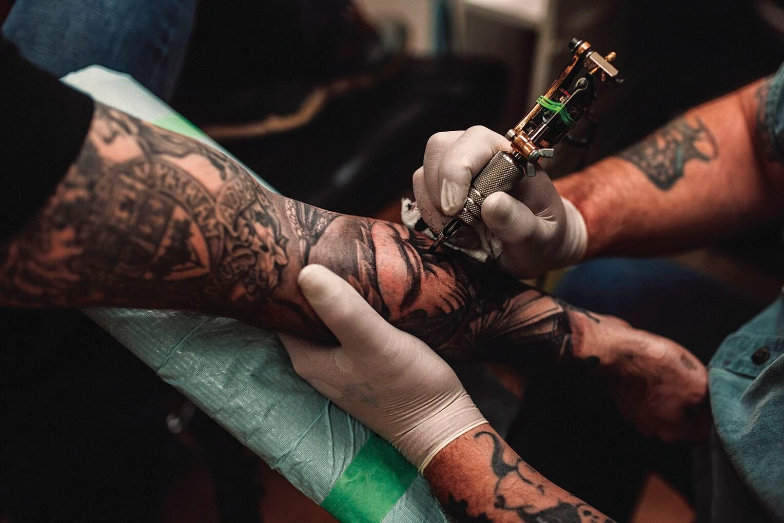 Artist applying traditional henna tattoo to hand Stock Photo - Alamy